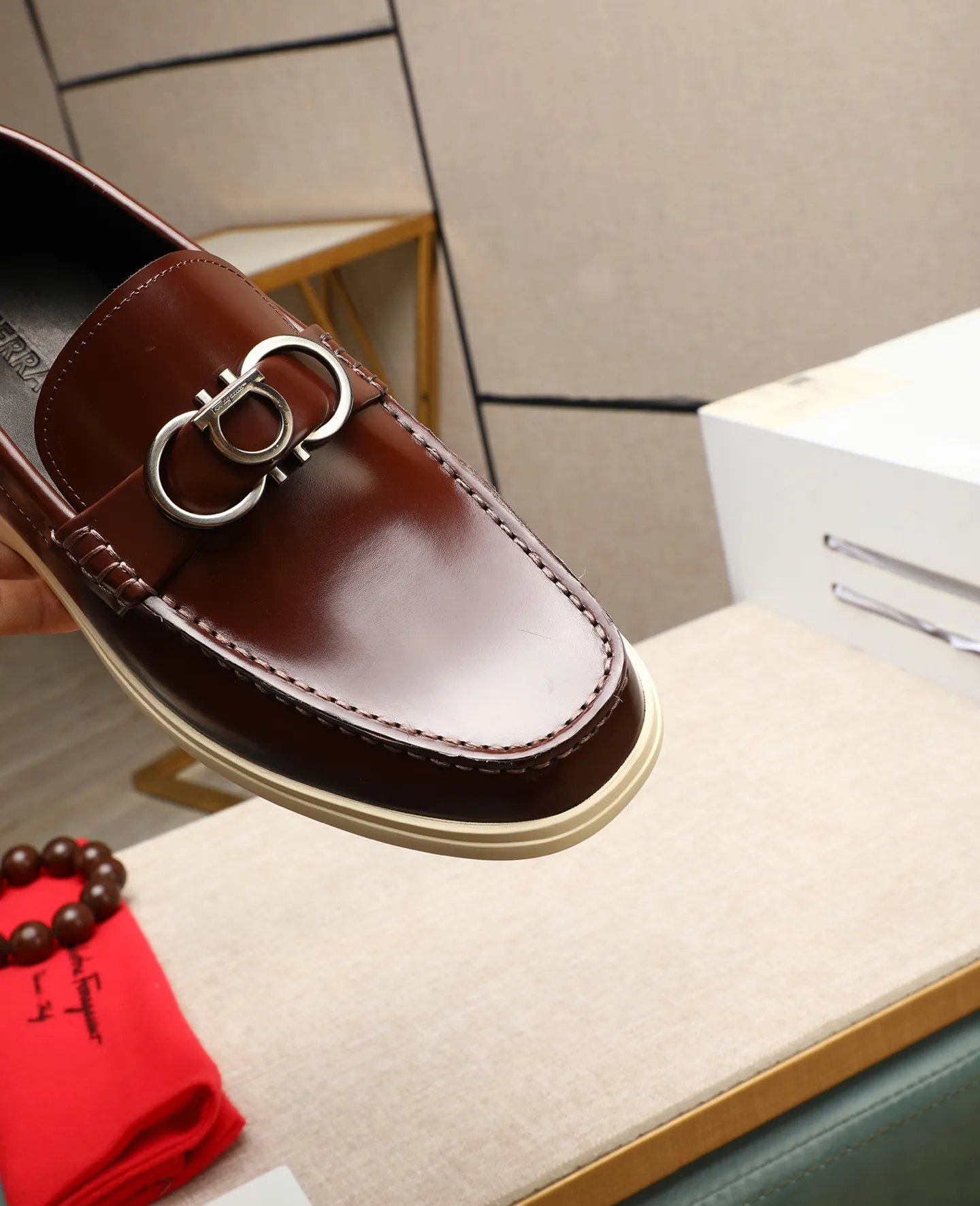 Men's shoes 💰580 📛📛(water-dyed cow lining) Salvatore Ferragamo high-end (Salvatore Ferragamo) is the top international luxury footwear brand. It comes from the fashion kingdom of Italy. It is famous all over the world for its traditional handmade design and novel styles... 🚶🏻🚶🏻New suit shoes are available simultaneously at the counter. This style is purely handmade. The fabric is imported Italian calfskin➕Soft water-dyed cowhide lining. Original authentic outsole🌀🌀Size: 38➖44 (45 46 customized)